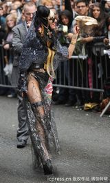 组图：Lady Gaga火辣造型录影 向歌迷献吻撒花