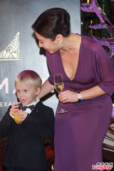 组图：钟楚红亮相圣诞活动 低胸长裙优雅出镜