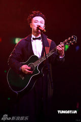 幻灯图：陈奕迅个唱为张国荣流泪 父亲妻女纷纷捧场