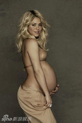 组图：夏奇拉携男友半裸写真 挺大肚幸福洋溢