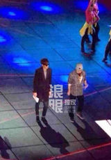 组图：李敏镐春晚彩排快闪 深色大衣黑超帅酷