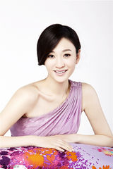 组图：李小冉时尚写真 半裸香肩小露性感