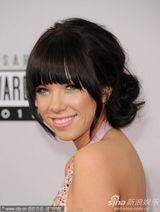 组图：卡莉-蕾-吉普森亮相AMA红毯 深V裸背性感