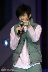 幻灯图：林俊杰分享新歌与粉丝互动 上演模仿秀