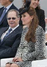 组图：凯特王妃下月将临盆 踩高跟鞋轻盈上楼梯