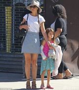 组图：小苏瑞手臂骨折缠绷带 紧牵妈妈心情欠佳