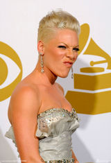 高清组图：格莱美后台 Pink回眸一笑比V字神采飞扬 