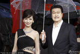 组图：赵雅芝黄锦燊夫妇恩爱亮相电影节红毯