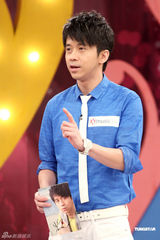 组图：“娃娃音”丫头录节目晕倒 光良上演英雄救美 