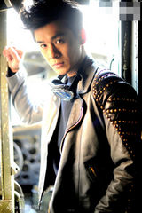 组图：乔振宇杂志大片霸气 帅气皮衣演绎飞行男子