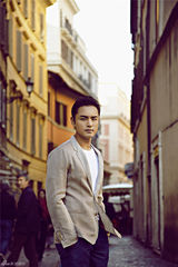 组图：明道欧洲复古之旅 展露绅士温暖笑容