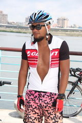 组图：张震岳抛颓废风走运动路线 骑单车环岛