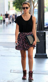 组图：杰西卡-阿尔芭街拍短裙秀美腿