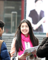 组图：直击上戏艺考 美女考生素颜清新靓丽