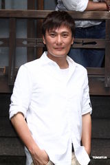 张信哲新歌MV携手赖雅妍 温婉美女身材高挑(图)