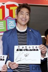 组图：神话绅士装亮相签名会 申彗星金发阳光