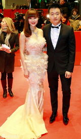 组图：张艺谋率众出席《十三钗》首映 关悦倪妮比美