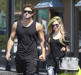 组图：艾薇儿与新男友十指紧扣 猛男臂刺爱的纹身