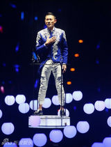 组图：52岁刘德华狂野飚唱 扯衣肌战小巨蛋