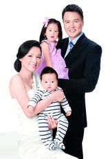 组图：张庭产子后登封面 一家四口全家福首曝光