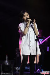 组图：刘思涵白衬衫酷帅开唱 回娘家谢粉丝