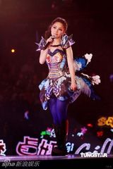 幻灯图：Twins开唱花样百变 好友容祖儿登台助阵