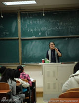 组图：刘欢大学讲课照曝光 儒雅都教授范十足