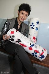 幻灯图：熊猫奶爸黄晓明为儿女庆生 特制蛋糕显童心