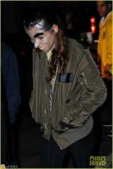 组图：暮光情侣戴同款面具恩爱牵手过万圣节