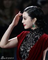 组图：范冰冰复古造型手提宝塔包亮相红毯