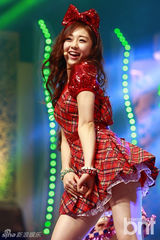 组图：EXO与Apink助阵颁奖礼 f(x)水晶捧奖