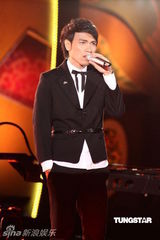 组图：五月天张惠妹等接力开唱 领众人跨越2011年