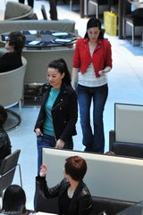 组图：周汶锜周丽淇姐妹偷闲约友茶聚