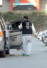 组图：孙红雷回京左牵女友右搂女伴三人行