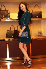 组图：吴佩慈上海看秀 大展高贵名媛风