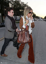 组图：阿什丽-提斯黛尔街拍 灯芯绒长裤搭外套