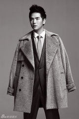 组图：张晓龙黑白写真展魅力 两戏连拍荧屏变脸