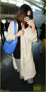 组图：赛琳娜头发凌乱现双下巴 机场遮面避拍摄