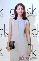 组图：少时Yuri李瑶媛等韩星出席品牌开业典礼