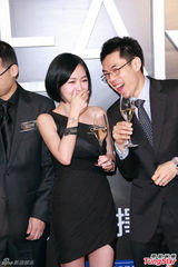 组图：小S紧身黑裙秀身姿 与夫互嗅头臭添情趣