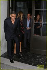 组图：乔治克鲁尼西装笔挺与女友共进晚餐