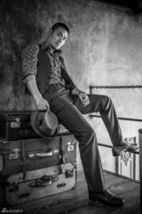 组图：邵兵复古写真展硬汉魅力