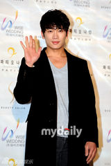 组图：韩星朴诗妍池城等出席女歌手姜成妍婚礼