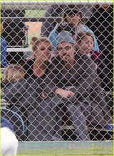 组图：布兰妮与男友棒球场秀亲密 为大儿子比赛助威