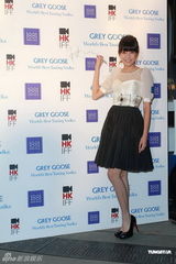 组图：谢婷婷一袭红裙出席酒会艳压全场