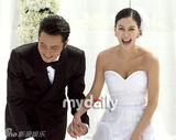 幻灯图：张东健高小英婚礼现场 夫妇亮相甜蜜亲吻 