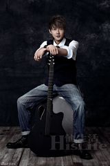 组图：黄义达拍大片 演绎70年代摇滚风