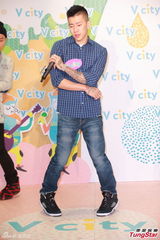 组图：朴宰范呼吁歌迷为海难祈祷 不知尼坤恋情