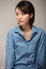 组图：程怡牛仔长衫个性简约 清新装扮展露文艺气质