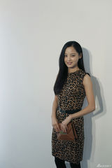 组图：辛芷蕾豹纹裙装出席派对获赞气质高雅